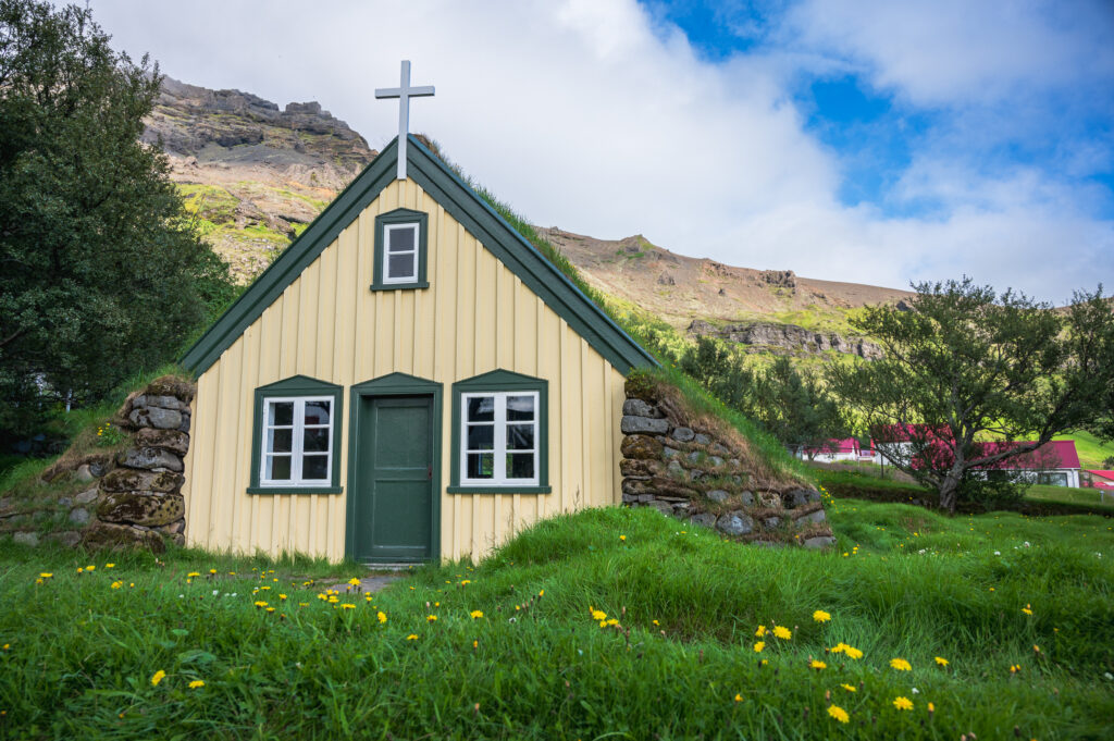 Hofskirkja - Kirche mit Grasdach