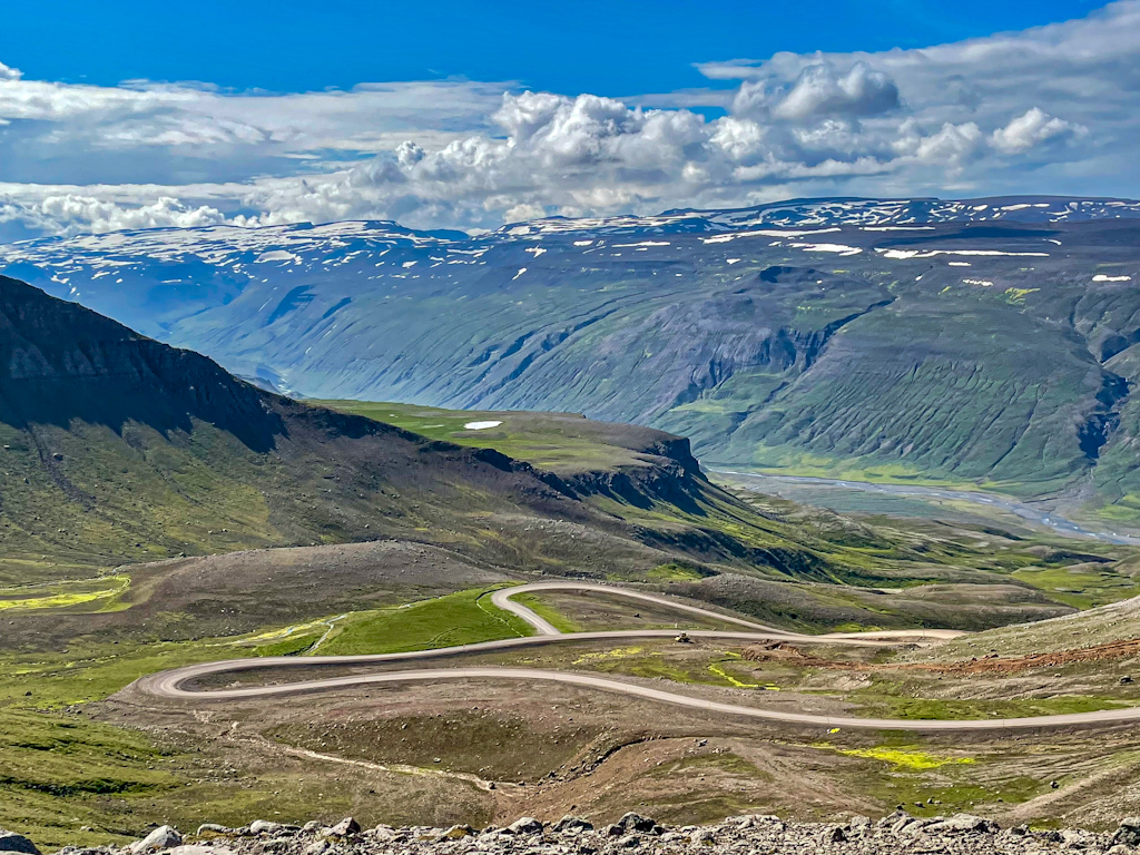 Heiðarskarð ein isländischer Pass - Auf der einen Seite hoch...