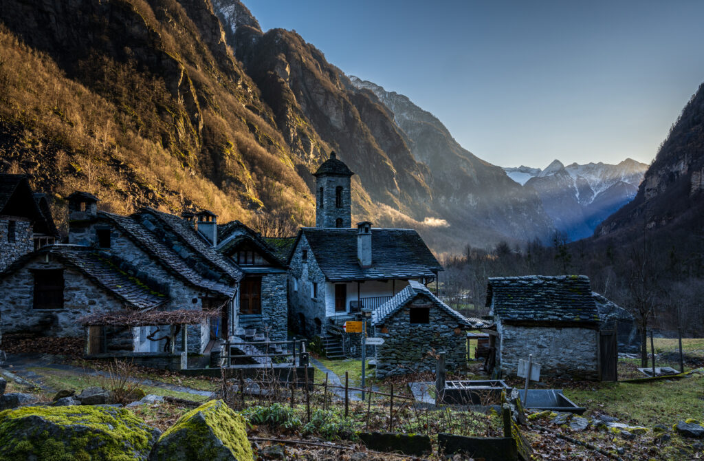 Erste Sonnenstrahlen in Foroglio