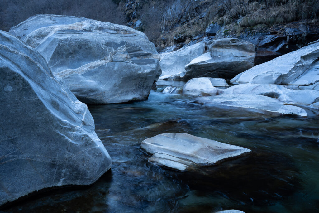 Felsblöcke in der Verzasca